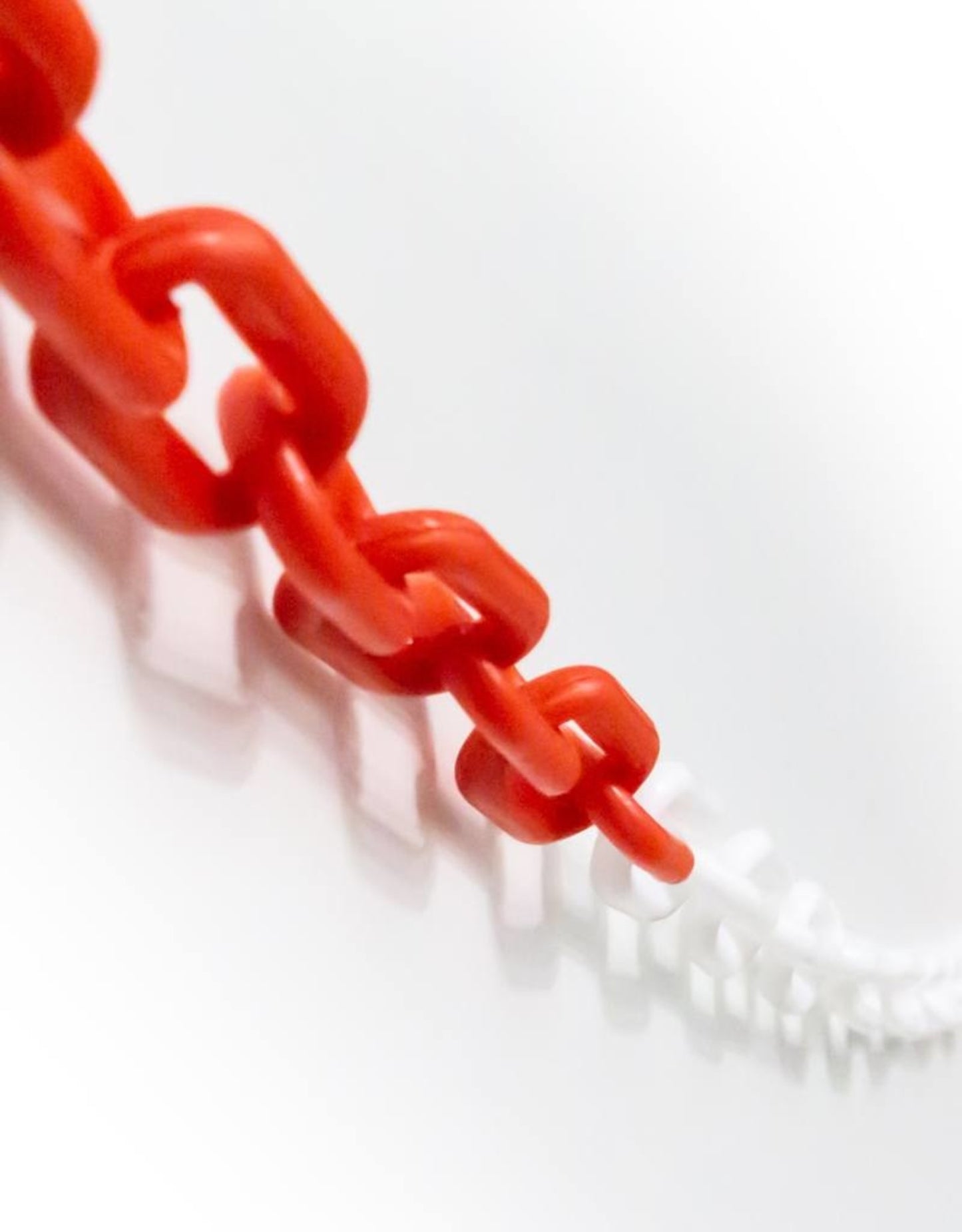 Kit de 6 poteaux en plastique, rouge / blanc + 25 mètres de chaîne assortie