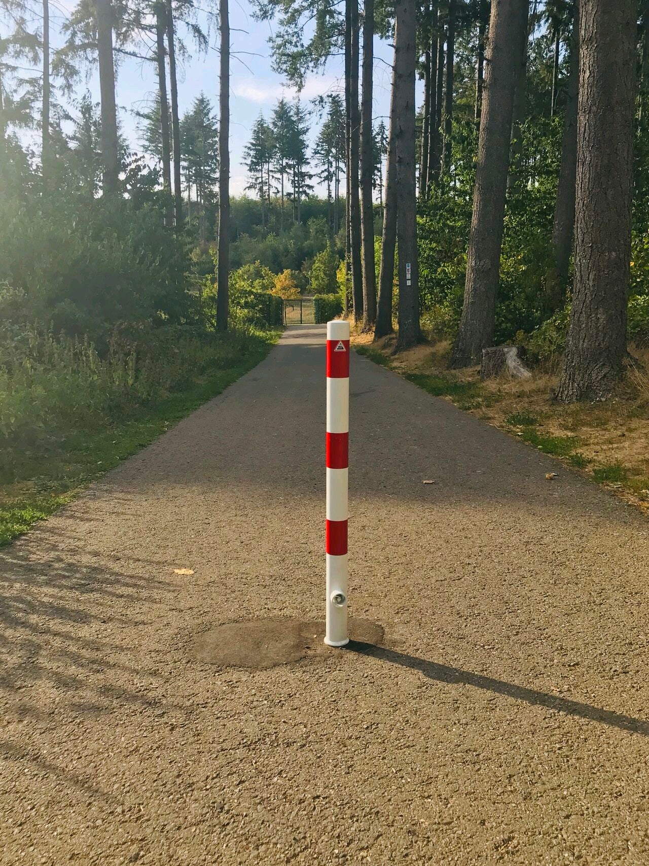 Barrière et poteau de parking