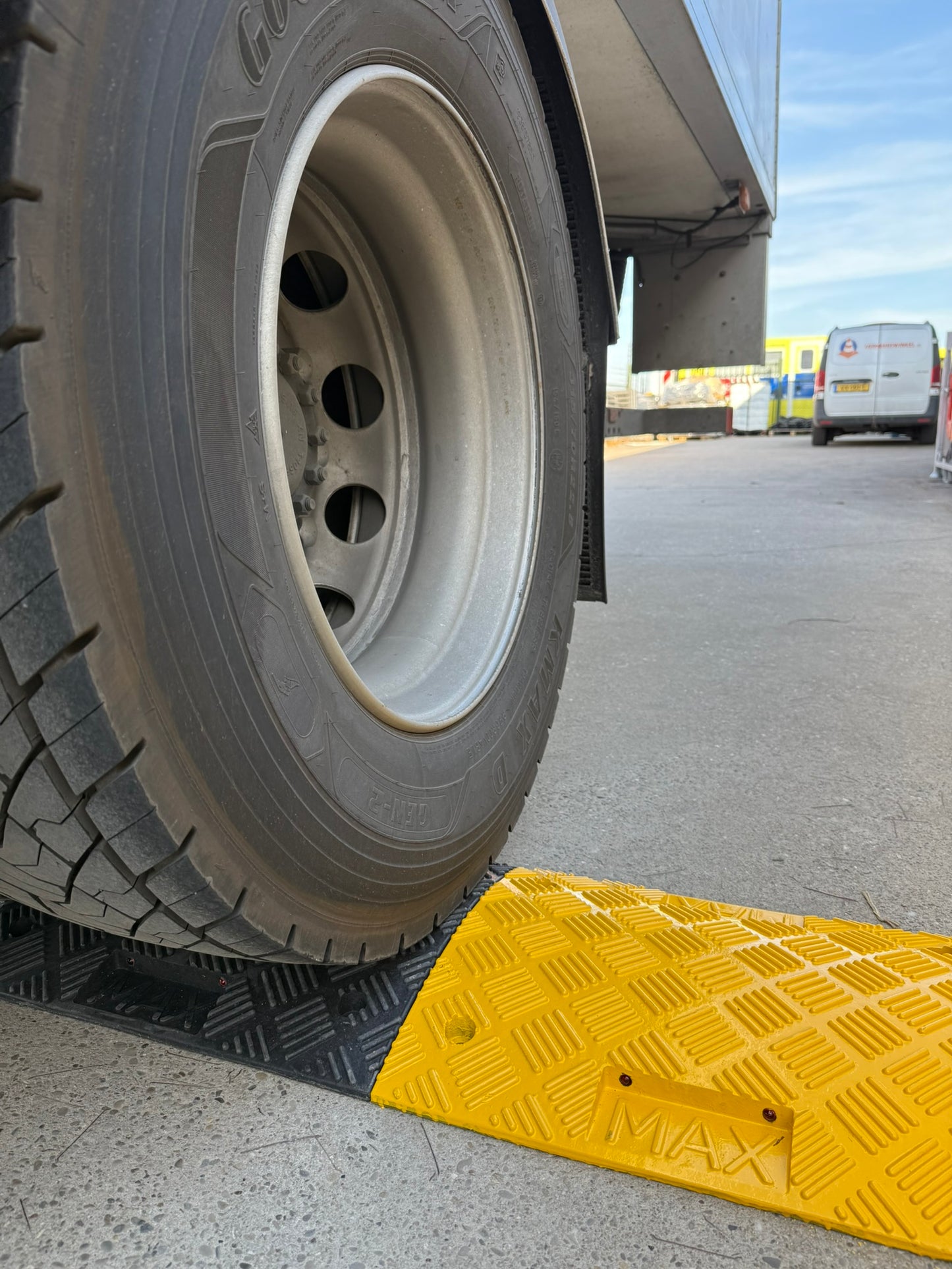 Ralentisseur voie parking - Kit complet jaune et noir - Hauteur 50 mm - Longueur de 2.50 M à 6 M