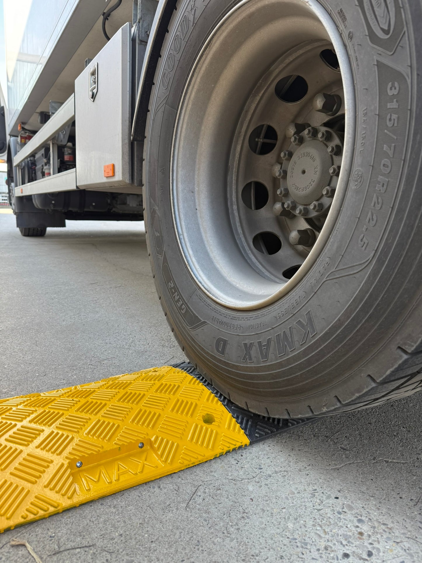 Ralentisseur voie parking - Kit complet jaune et noir - Hauteur 50 mm - Longueur de 2.50 M à 6 M